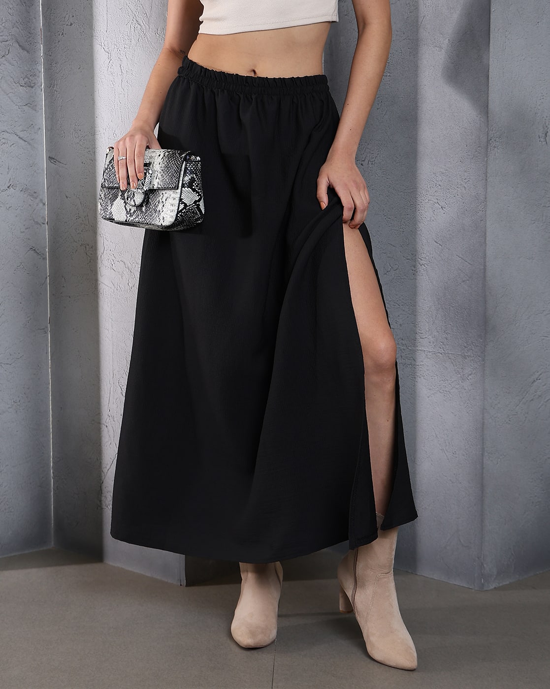 -1117Wx1400H-443321853-black-