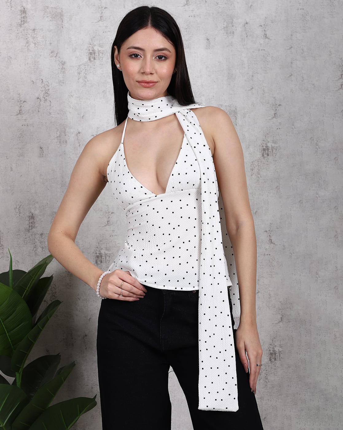 -1117Wx1400H-443383059-white-