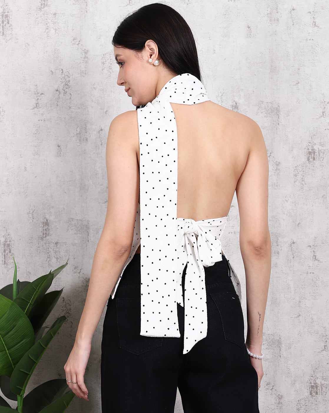 -1117Wx1400H-443383059-white-