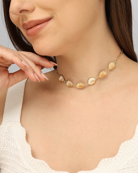 Shein Women Gold Shell Charm Short Necklace