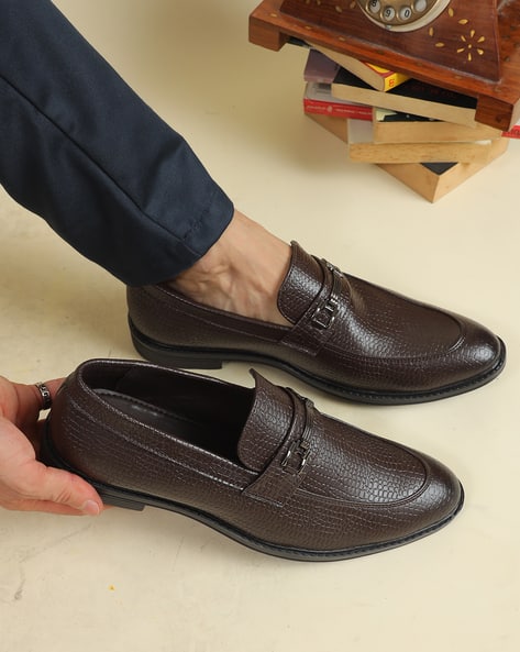Shein Men Pointed Toe Metal Bit Detail Textured Loafers